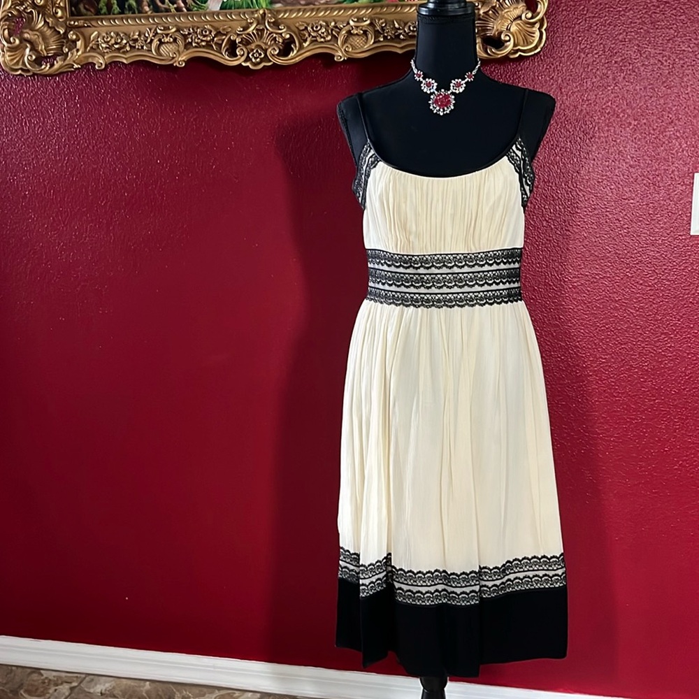 Maggy London fancy cocktail dress mid length cream and black size 6 silk